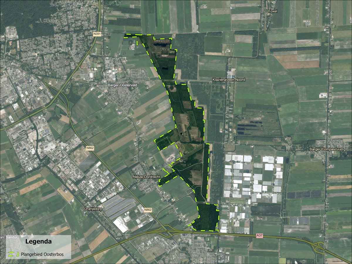 Luchtfoto met kaart van het plangebied Oosterbos, aangegeven met een groene stippellijn. Het gebied loopt van Klazienaveen-Noord tot de A37, tussen Barger-Oosterveld, Nieuw-Dordrecht en Barger-Compascuum.
